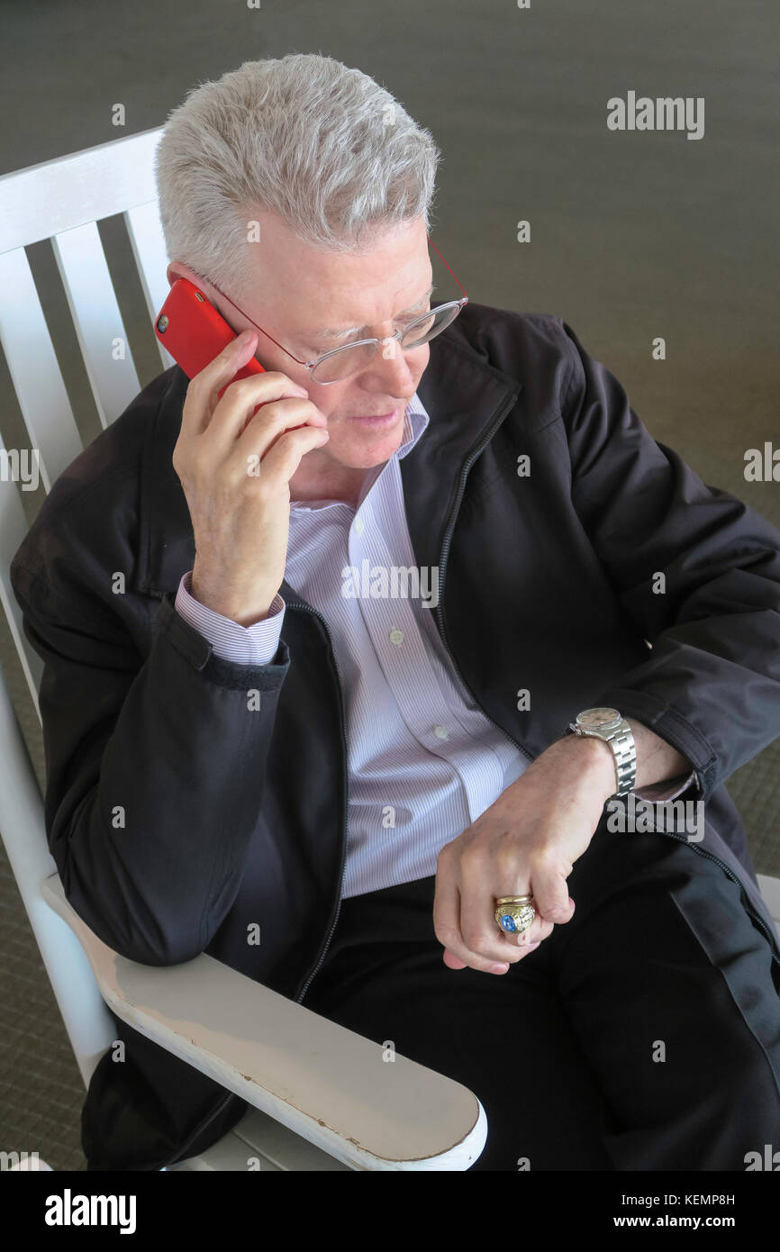 Handsome Man Using Cellular Phone Banque D'Images