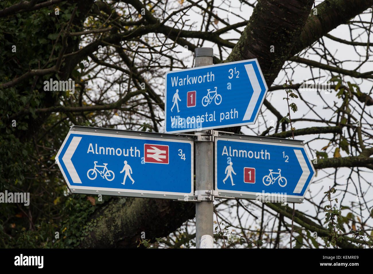 Panneaux de direction pour City of london village, station Almouth et Warkworth Northumberland sur le sentier du Littoral à Vernonia Banque D'Images