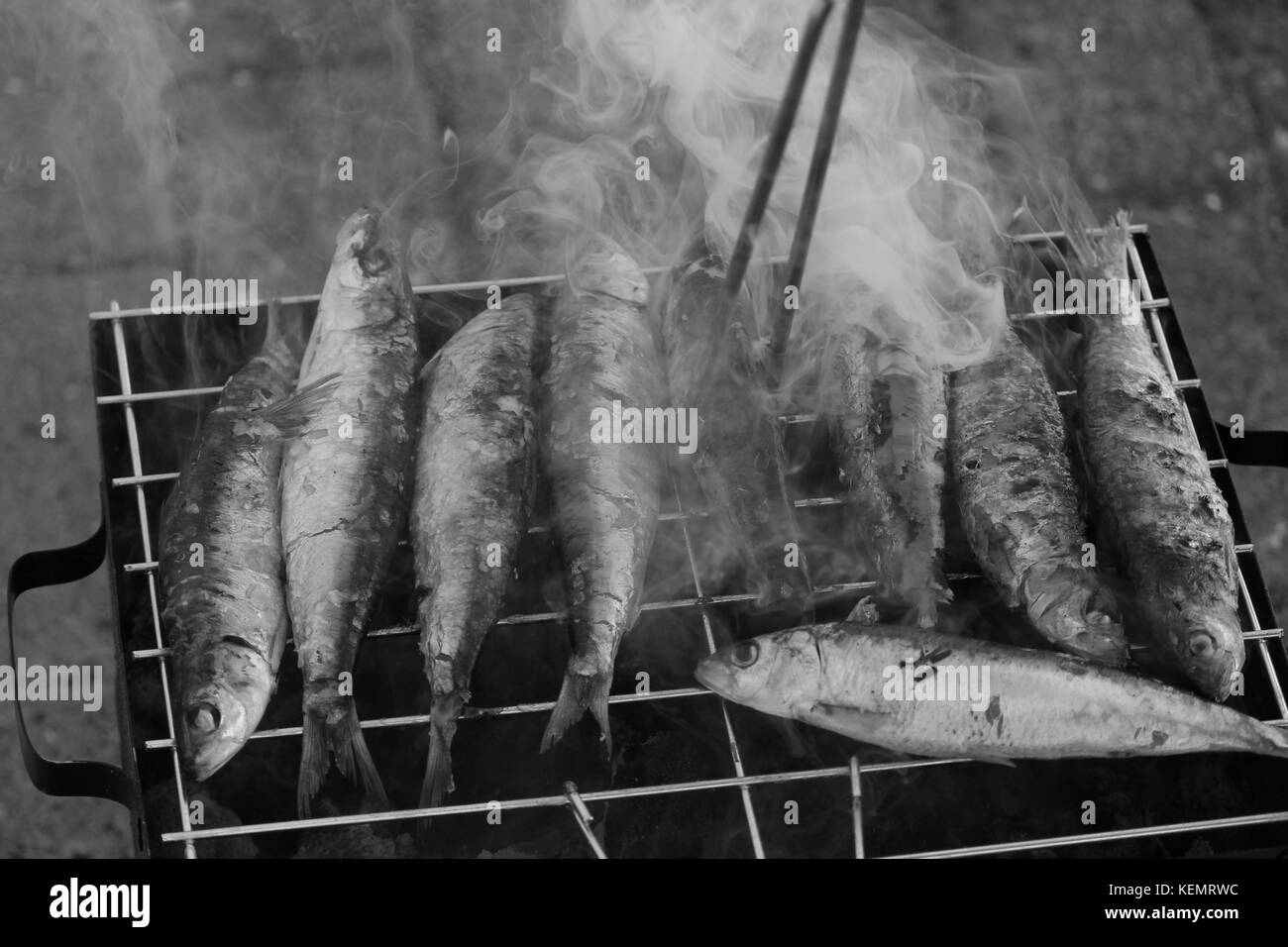 Des sardines grillées sur le gril Banque D'Images