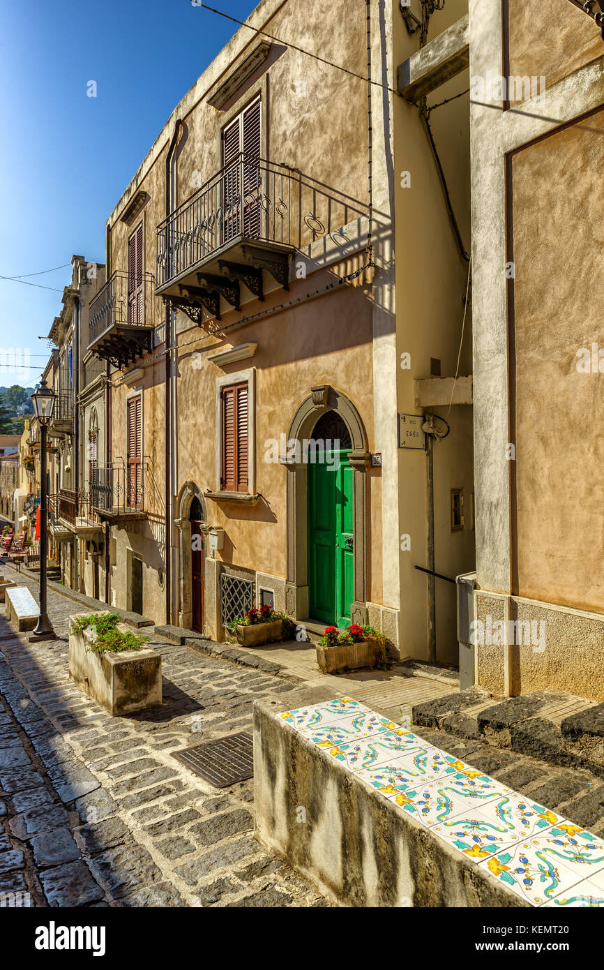Rue étroite de la vieille ville de Lipari, l'île de Lipari, Sicile, Italie Banque D'Images