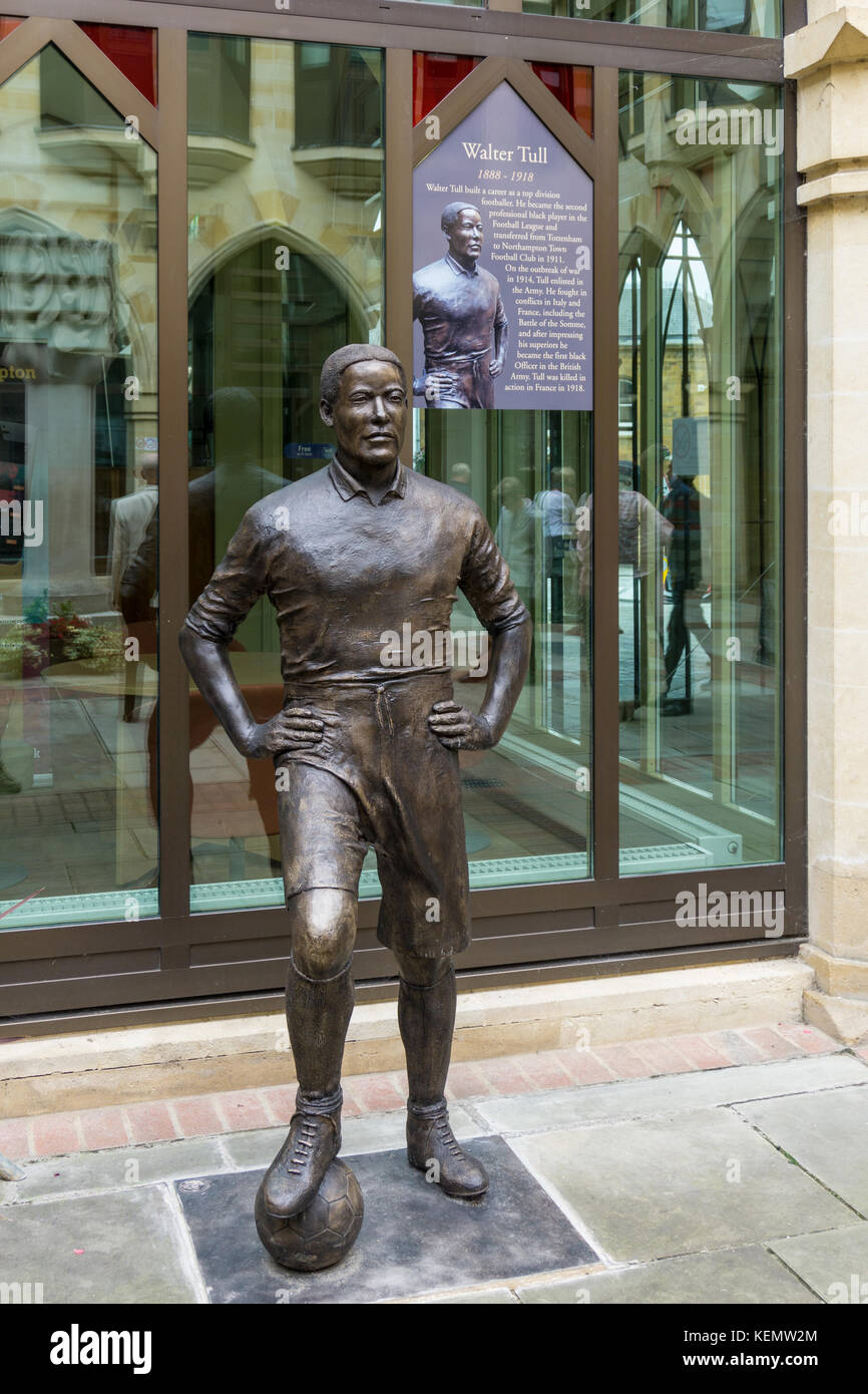 Une statue de Walter Tull en cour de Northampton Guildhall, un footballeur, il est devenu le premier officier noir en WW1. Banque D'Images