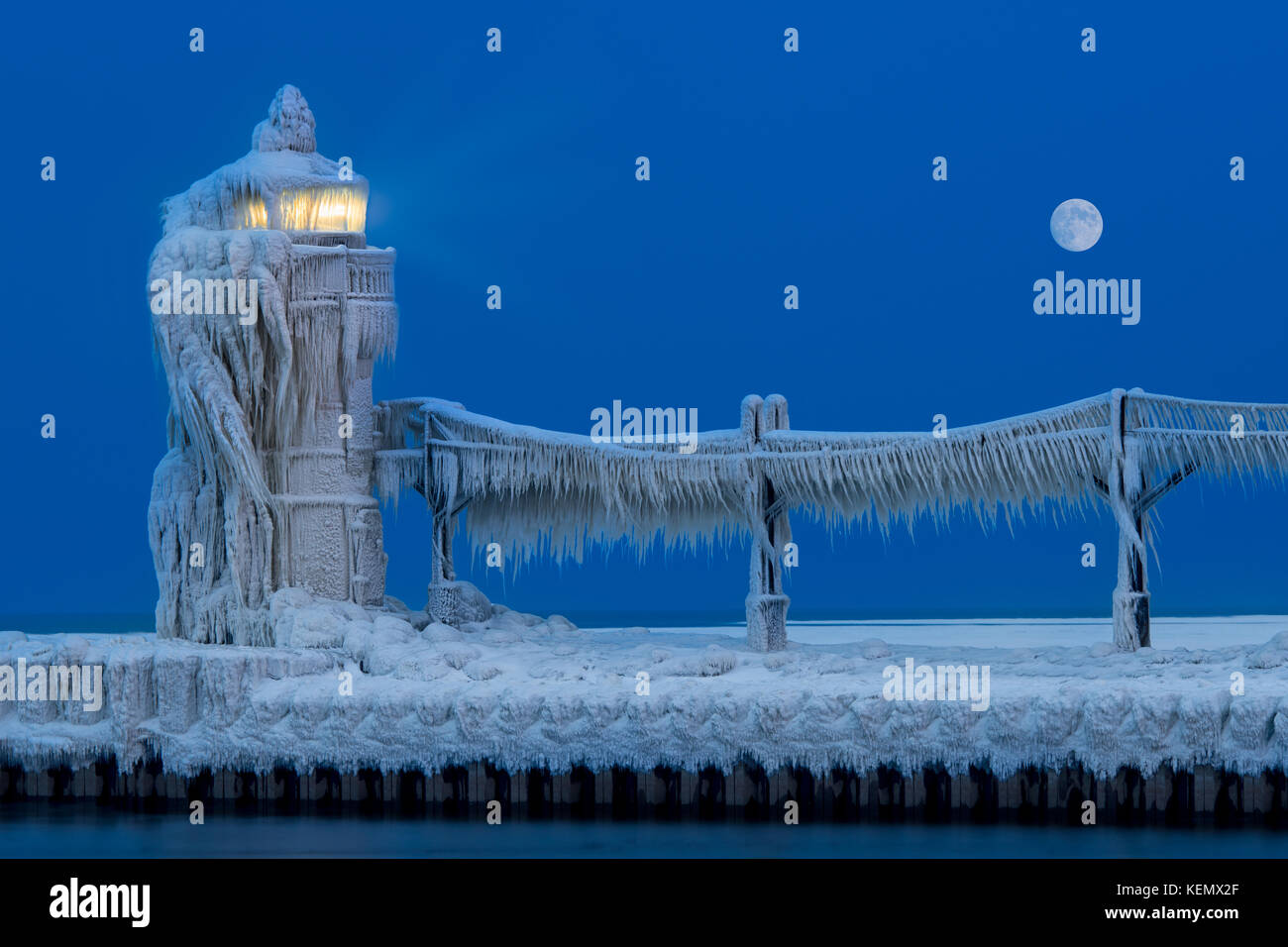 Les glaces s'accumulent sur le ST. JOSEPH jetée nord phare à saint Joseph, Michigan Banque D'Images