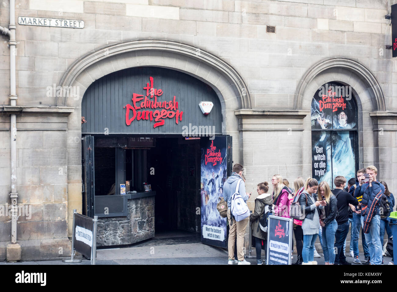 Les gens dans une file d'attente à l'extérieur de l'Edinburgh Dungeon, Market Street, Édimbourg, Écosse, Royaume-Uni Banque D'Images
