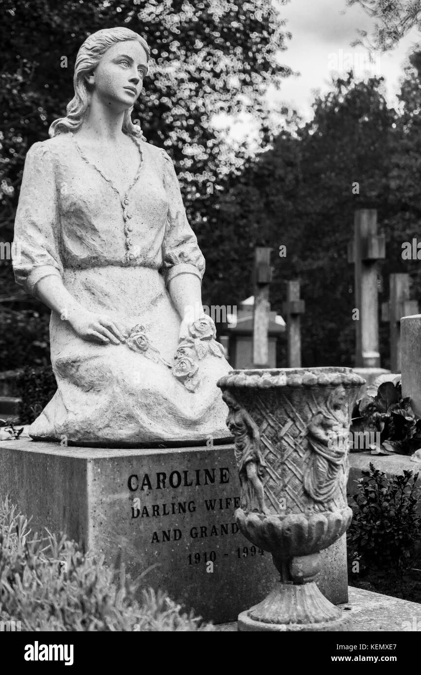 Le Noir Et Blanc D Une Rare Statue De Tombstone Dans La Forme D Une Jeune Femme Au Cimetiere De Highgate A L Est Au Nord De Londres Au Cours De L Automne London Uk Photo