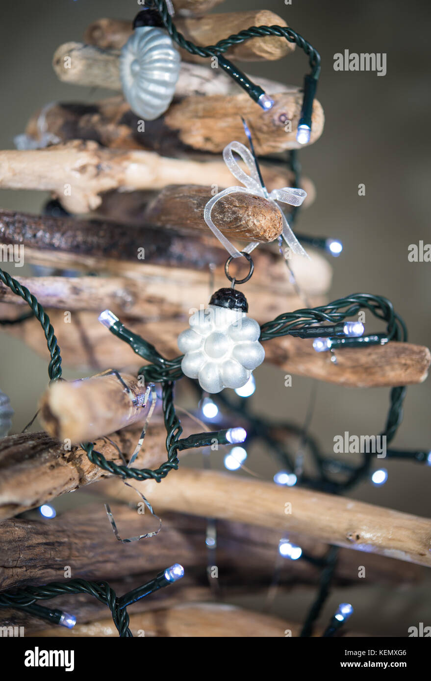 Driftwood fait-main arbre de Noël décoré de guirlandes lumineuses et de boules Banque D'Images