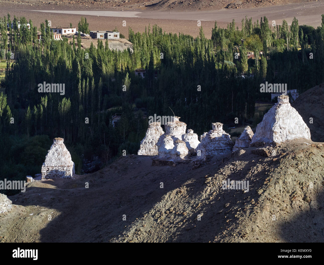 Blanc antique stupas bouddhistes sur la crête d'une haute, hil la soirée rayons de soleil illuminent les stupas et longues ombres s'étendent de l'stupas le long Banque D'Images