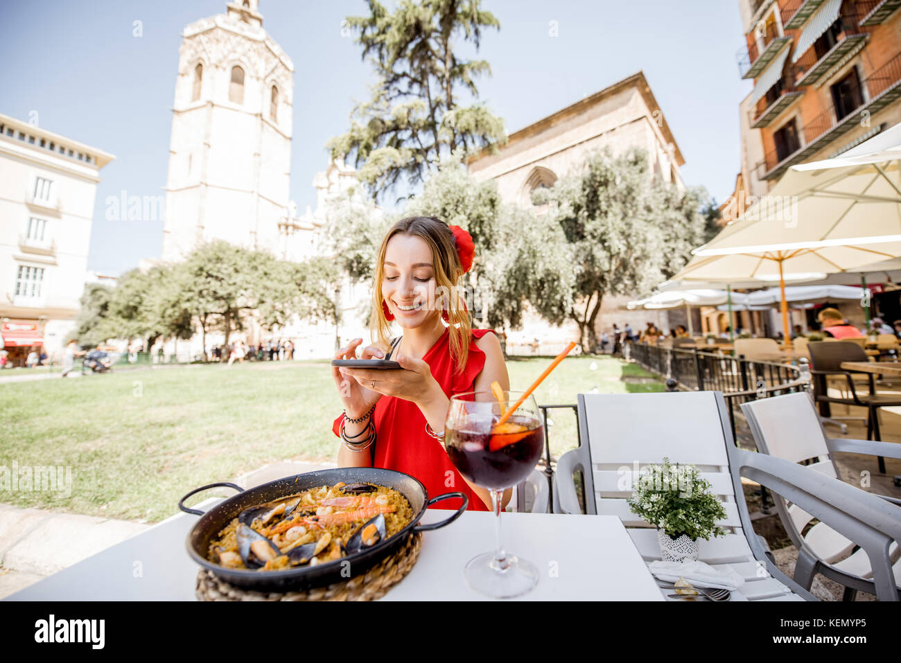 Femme avec plat de paella à Valence Banque D'Images
