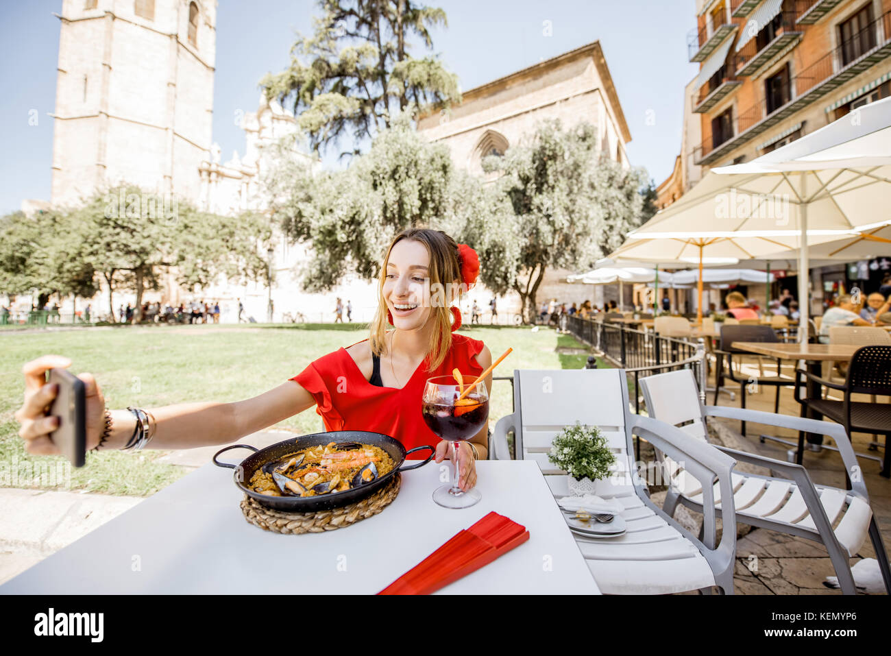 Femme avec plat de paella à Valence Banque D'Images