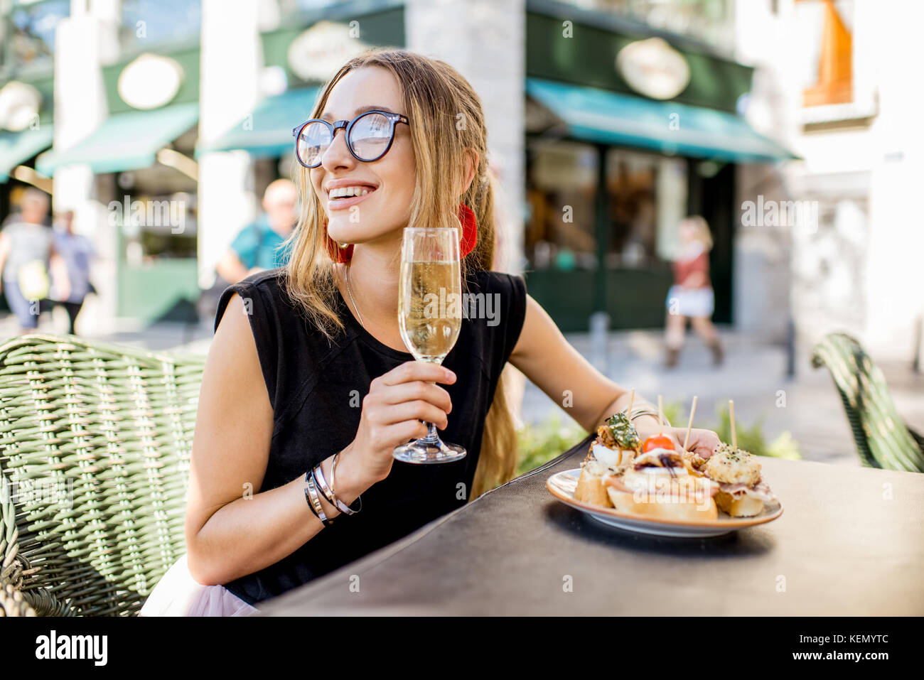 Woman eating espagnol pinchos au bar en plein air Banque D'Images
