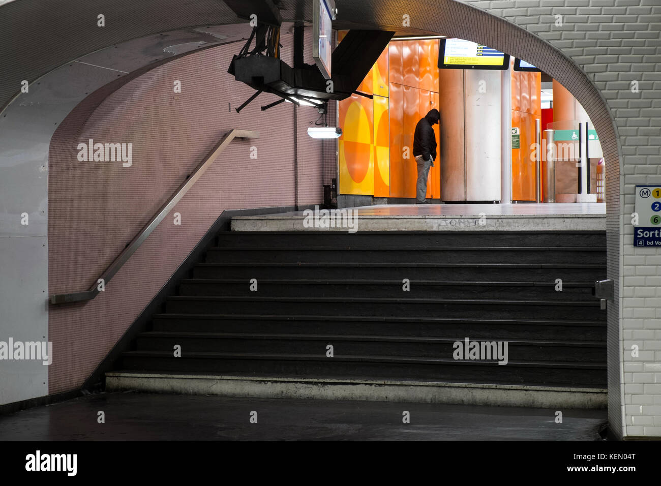 Homme seul au Metro à Paris se sentir déprimé, triste, a souligné Banque D'Images