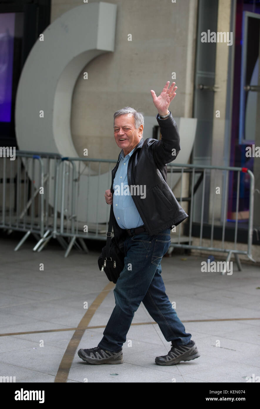 Radio One légendaire Disc Jockey, Tony Blackburn, arrive à la BBC Radio studios à Portland Place, le centre de Londres pour présenter son spectacle Banque D'Images