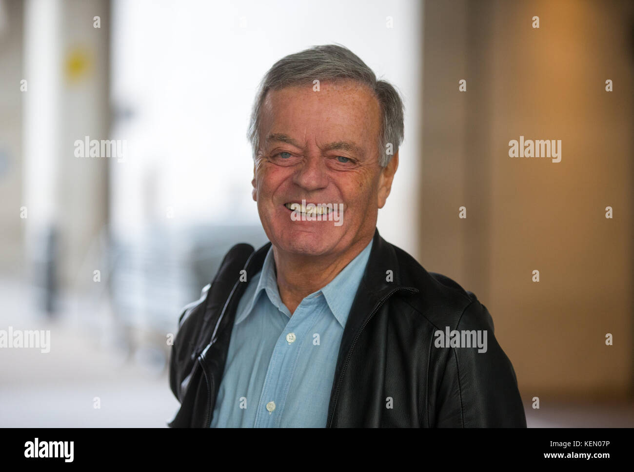 Radio One légendaire Disc Jockey, Tony Blackburn, arrive à la BBC Radio studios à Portland Place, le centre de Londres pour présenter son spectacle Banque D'Images