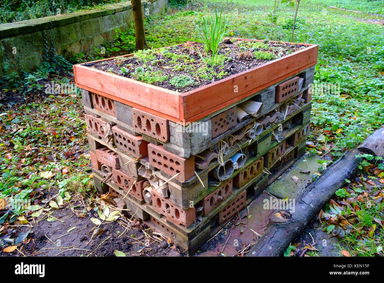 Un bug maison construite de briques et tuiles de bois pour fournir de l'hibernation de l'élevage pour la conservation et l'étude des insectes Banque D'Images