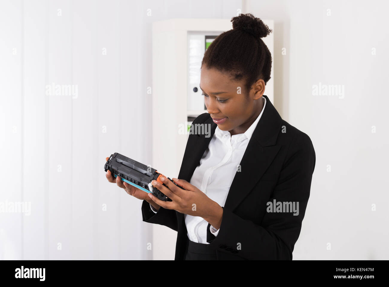 Young African woman in office cartouche Banque D'Images