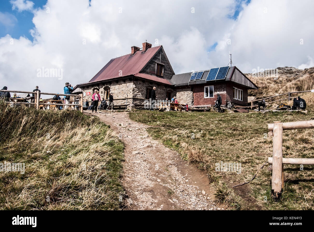 Wetlina, Pologne - 18 septembre 2017 : Chalet Chatka Puchatka sur Polonina Wetlinska dans les montagnes de Bieszczady dans le sud-est de la Pologne près des frontières avec SL Banque D'Images