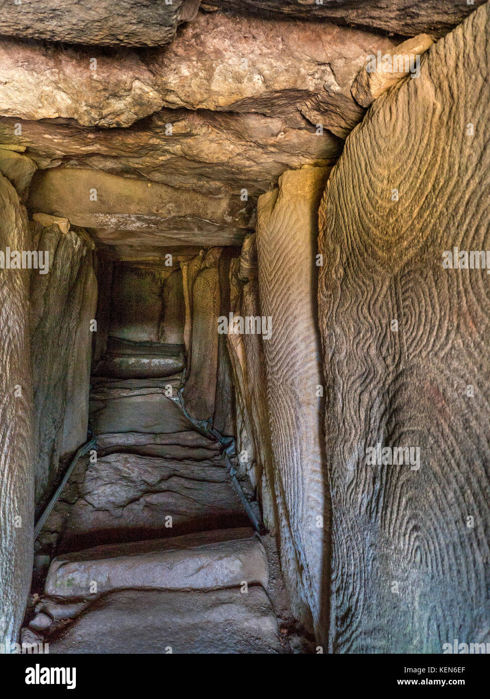 La station de ski La Clusaz, France Bretagne intérieur grotte cairn préhistorique, dolmen, tumulus, tombe en pierre sèche avec des mystérieux et symbolique de l'âge de pierre sculpté. Un des exemples les plus remarquables de la première apparition de l'architecture et l'art de l'âge de pierre dans le monde occidental. Cairn de Gavrinis Cale de Penn-Lannic Sagemor larmor baden, Bretagne France (Megalithes du Morbihan) Banque D'Images