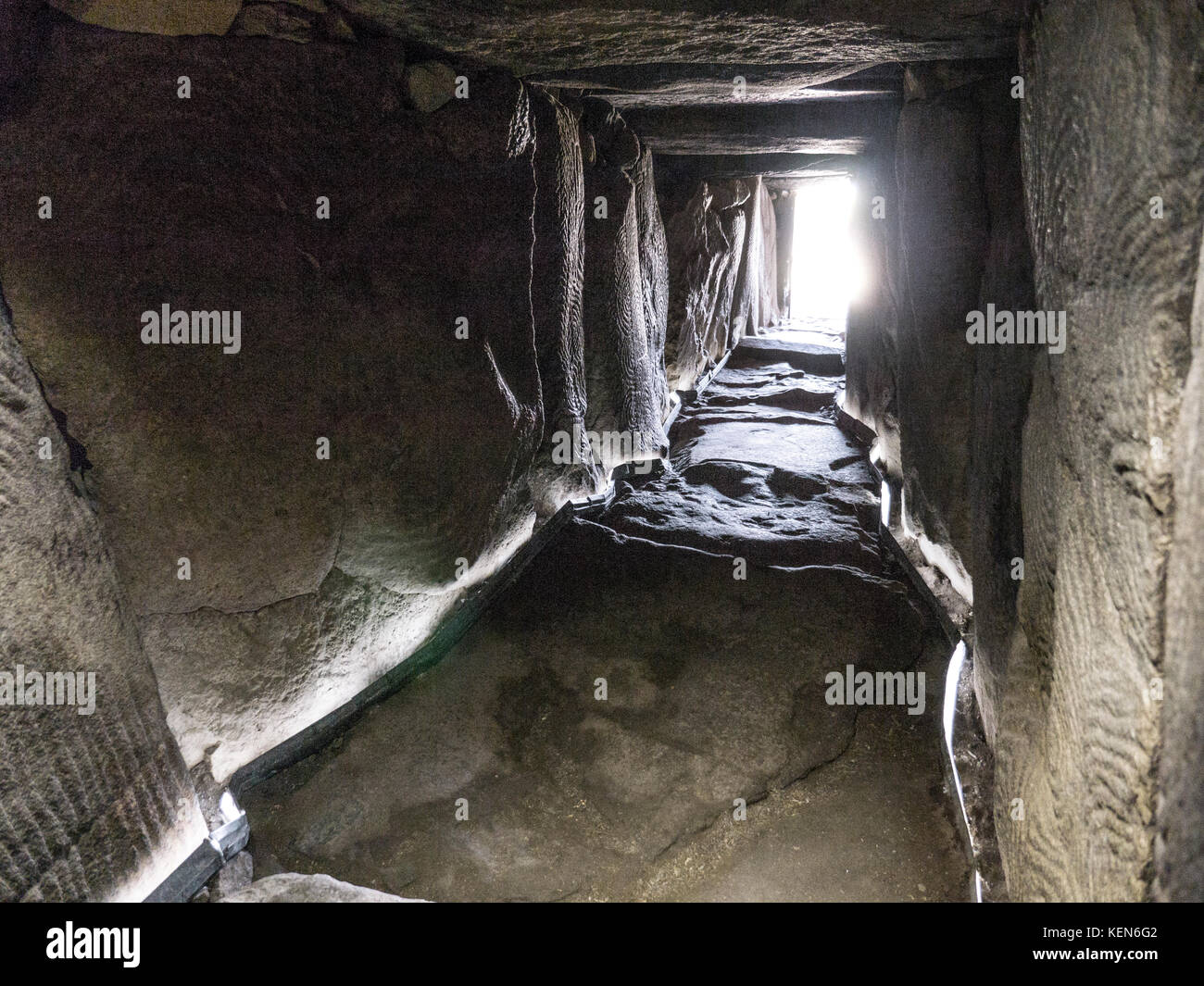 La station de ski La Clusaz, France Bretagne intérieur grotte cairn préhistorique, dolmen, tumulus, tombe en pierre sèche avec des mystérieux et symbolique de l'âge de pierre sculpté. L'un des plus remarquable exemple de la première apparition de l'architecture et l'art de l'âge de pierre dans le monde occidental. Cairn de Gavrinis Cale de Penn-Lannic Sagemor larmor baden, Bretagne France (Megalithes du Morbihan) Banque D'Images