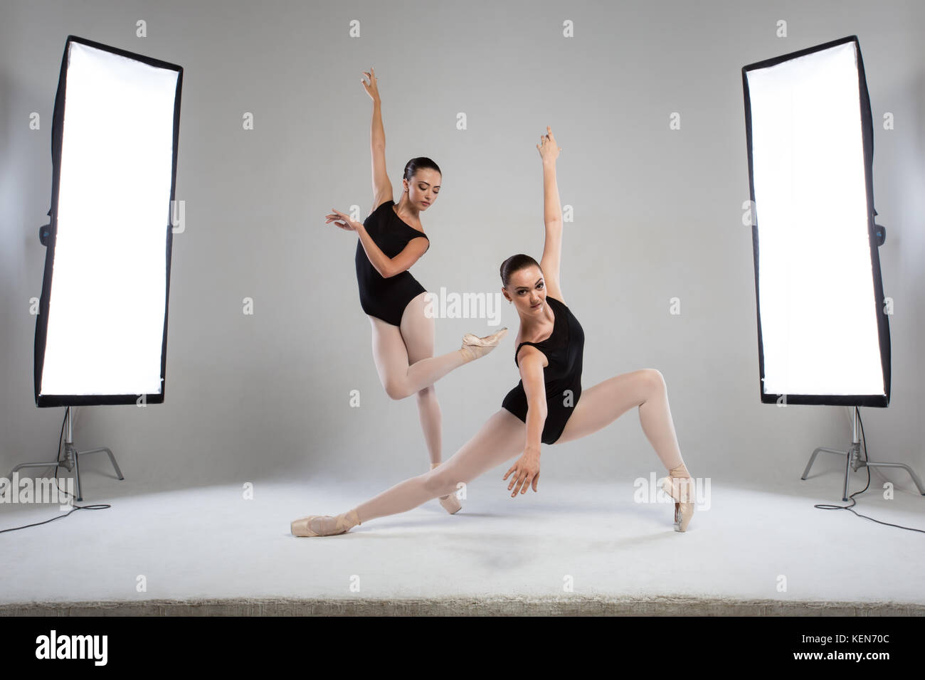 Backstage shooting deux belles ballerines en studio avec lumière flash  softboxes. studio la photographie. le concept de la beauté et de la grâce  Photo Stock - Alamy
