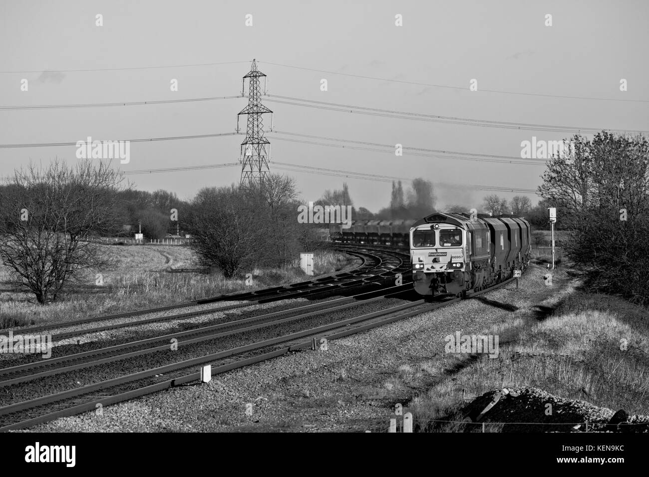 Classe 66 Freightliner passe locomotive Burton (à l'Est de Castleford, Yorkshire) avec un train de marchandises d'Eggborough - Redcar transportant du charbon importé Banque D'Images