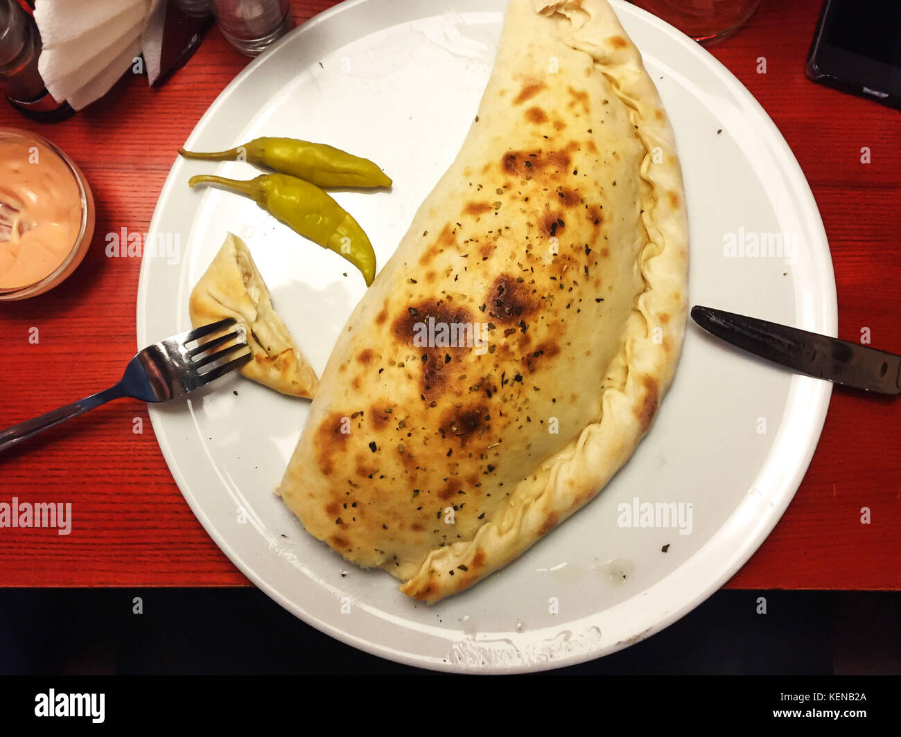 Délicieuse pizza calzone chauds fraîchement préparés Banque D'Images