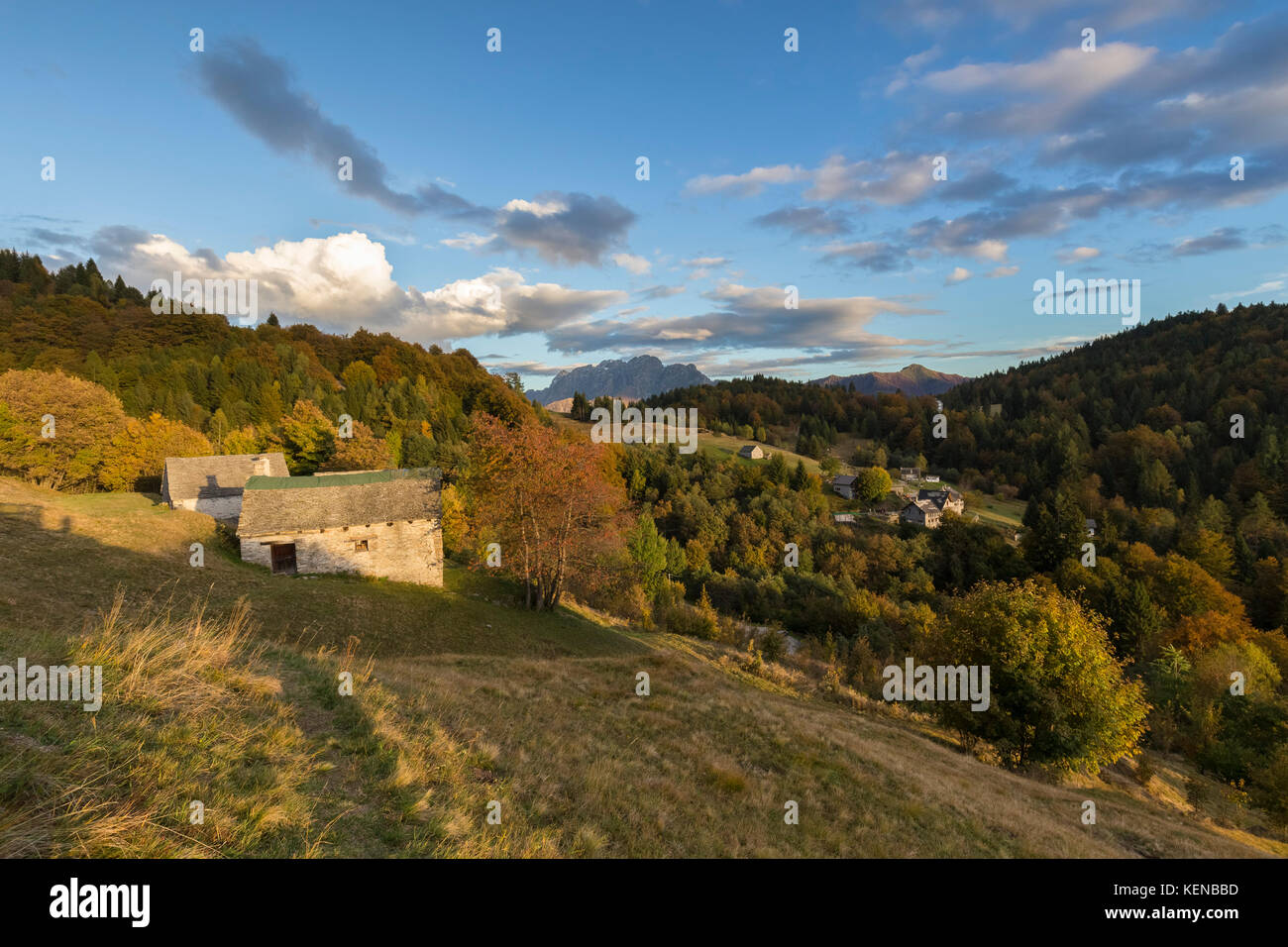 Coucher de soleil aux huttes d'Alpe Blitz, en face de Monte Limidario, Craveggia, Val Vigezzo, Piémont, Italie. Banque D'Images