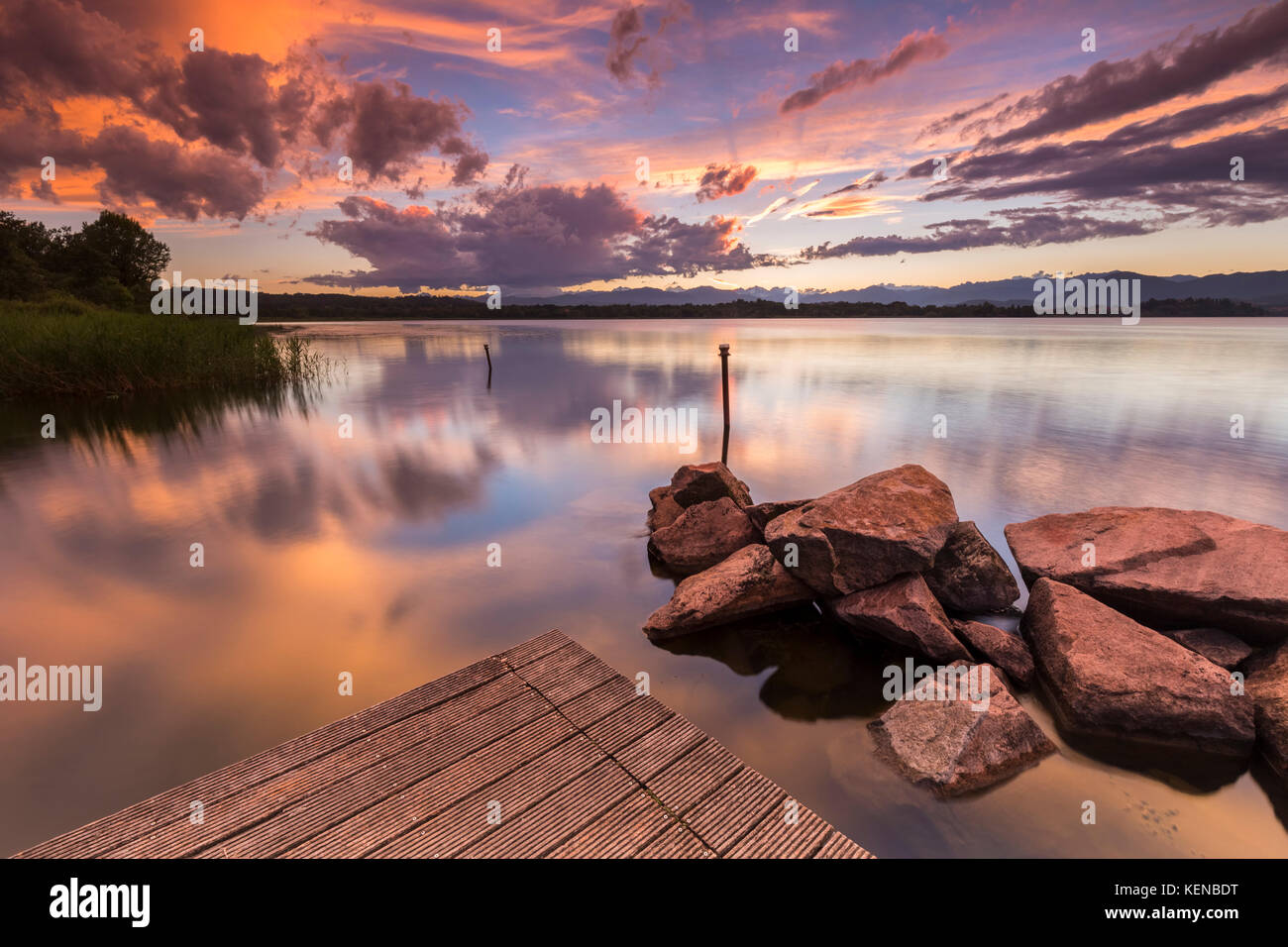 Un été coucher du soleil réfléchissant sur le Lac de Varèse à Cazzago Brabbia harbour, Province de Varèse, Lombardie, Italie. Banque D'Images