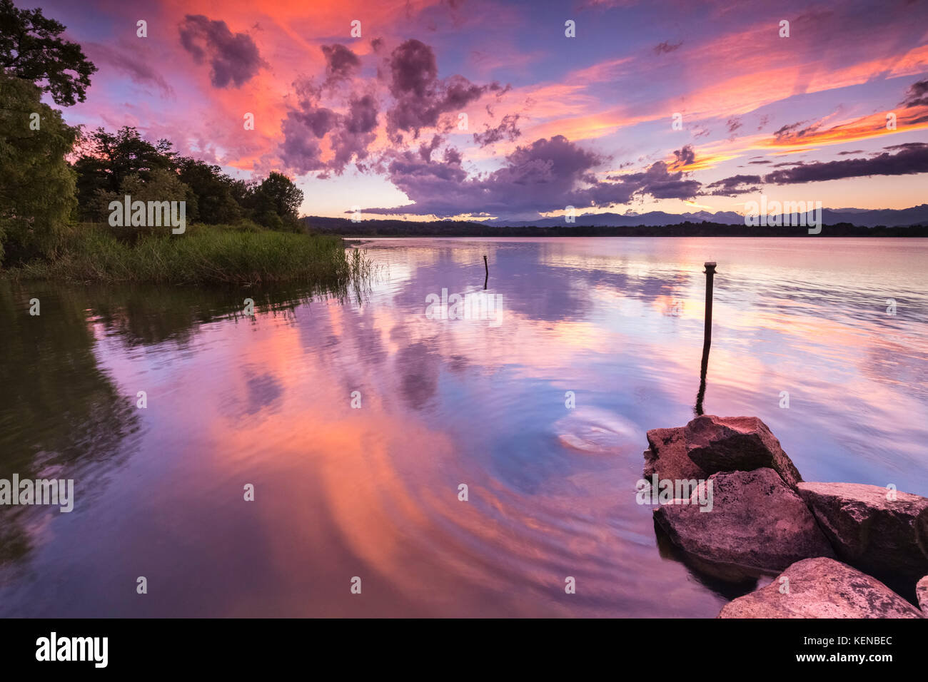 Un été coucher du soleil réfléchissant sur le Lac de Varèse à Cazzago Brabbia harbour, Province de Varèse, Lombardie, Italie. Banque D'Images