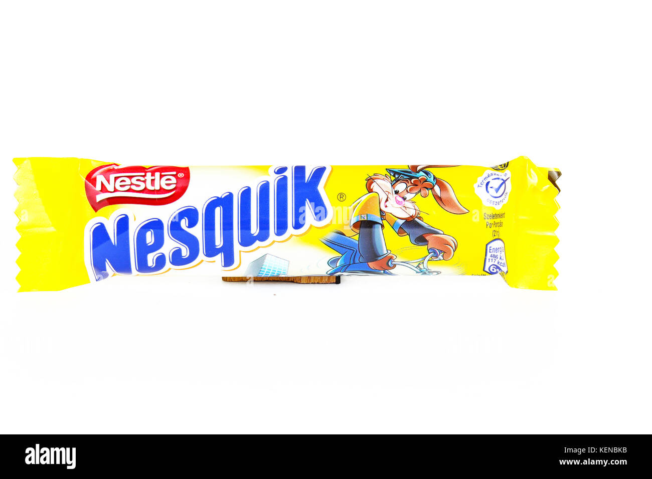 Découpe de barre Nestle Nesquik sur fond de studio blanc isolé Photo Stock Alamy