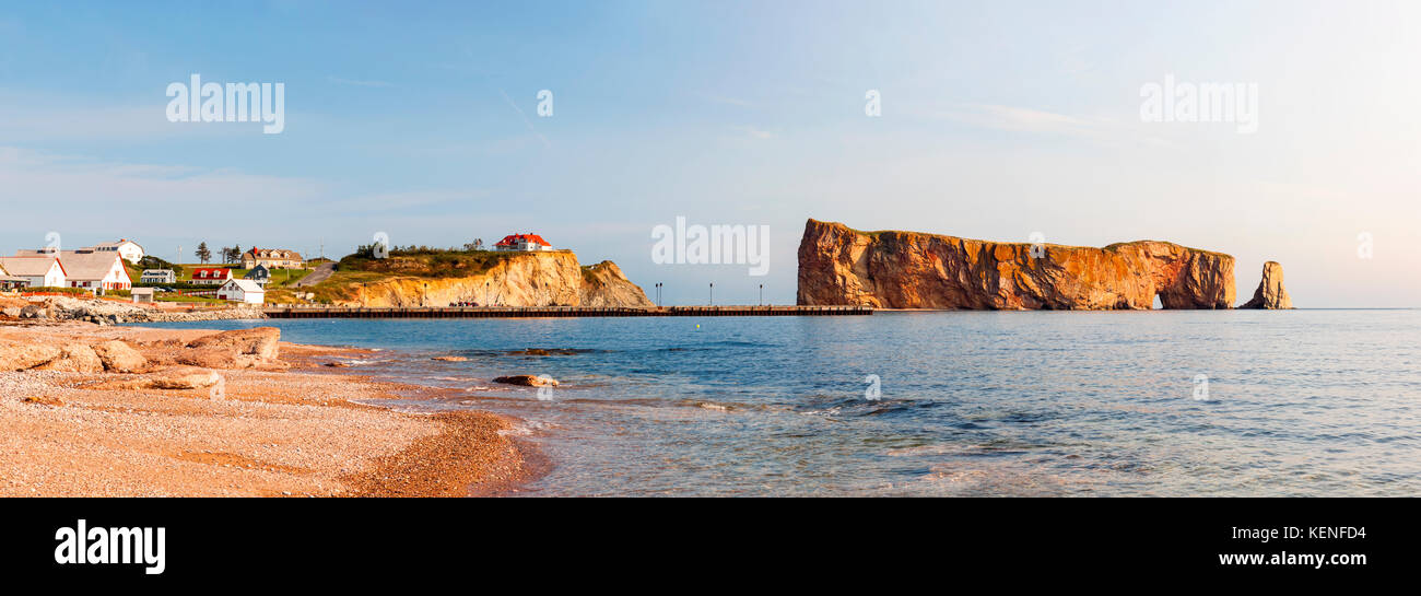 Rocher Percé ou Vue du Rocher Percé à partir de la plage de Gaspésie au Québec, Canada. Banque D'Images