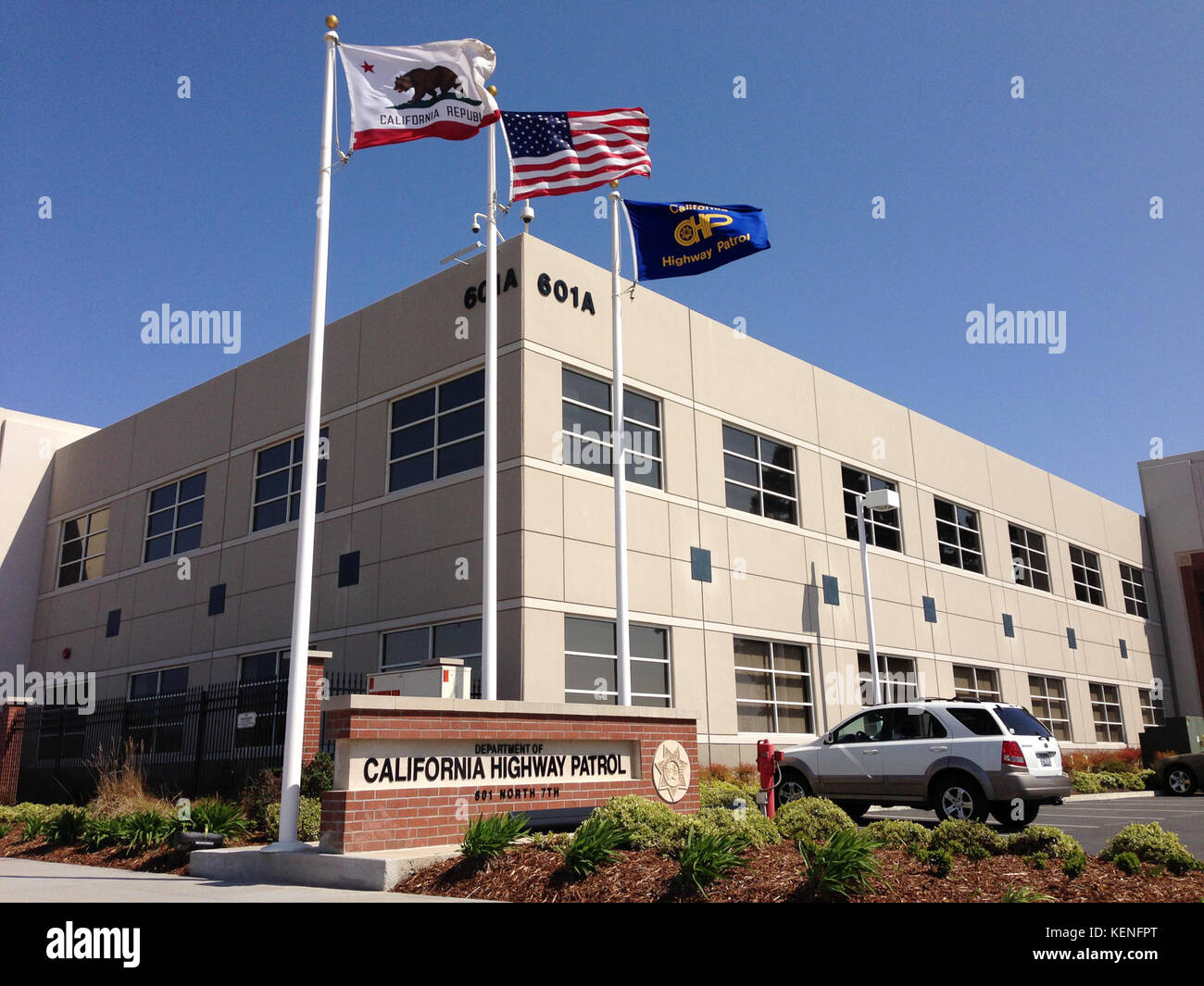 Une image du siège de la California Highway Patrol (CHP), mettant en valeur sa structure administrative et son rôle dans la sécurité publique et l'application de la loi en Californie. Banque D'Images