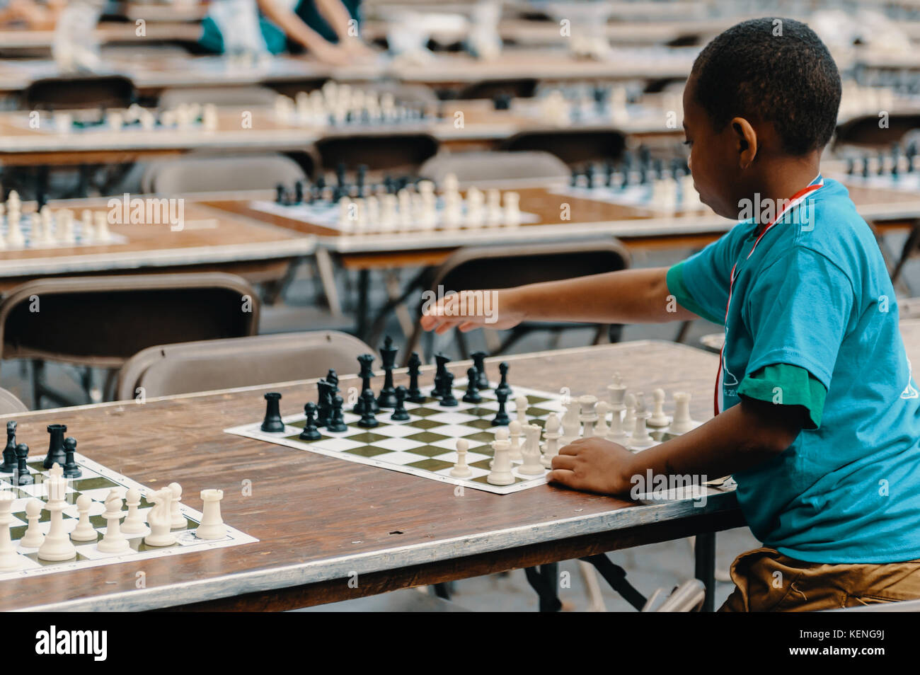 Les jeunes afro-américain kid jouer aux échecs à Central Park, New York City, USA, contre lui-même Banque D'Images