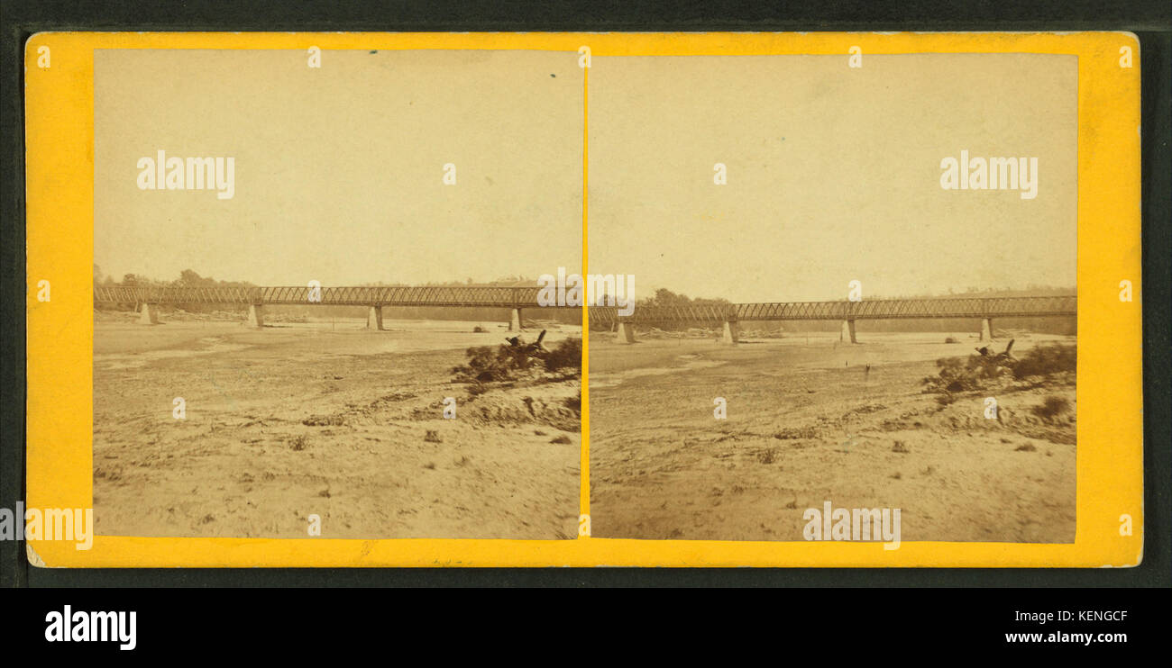 Cette photographie d'Alexander Gardner capture le pont à péage qui traverse la rivière Kansas près de Wyandotte, au Kansas. Situé à 287 km à l'ouest de Saint Louis, il met en valeur les infrastructures américaines du XIXe siècle et le transport fluvial de l'après-guerre de Sécession. Banque D'Images