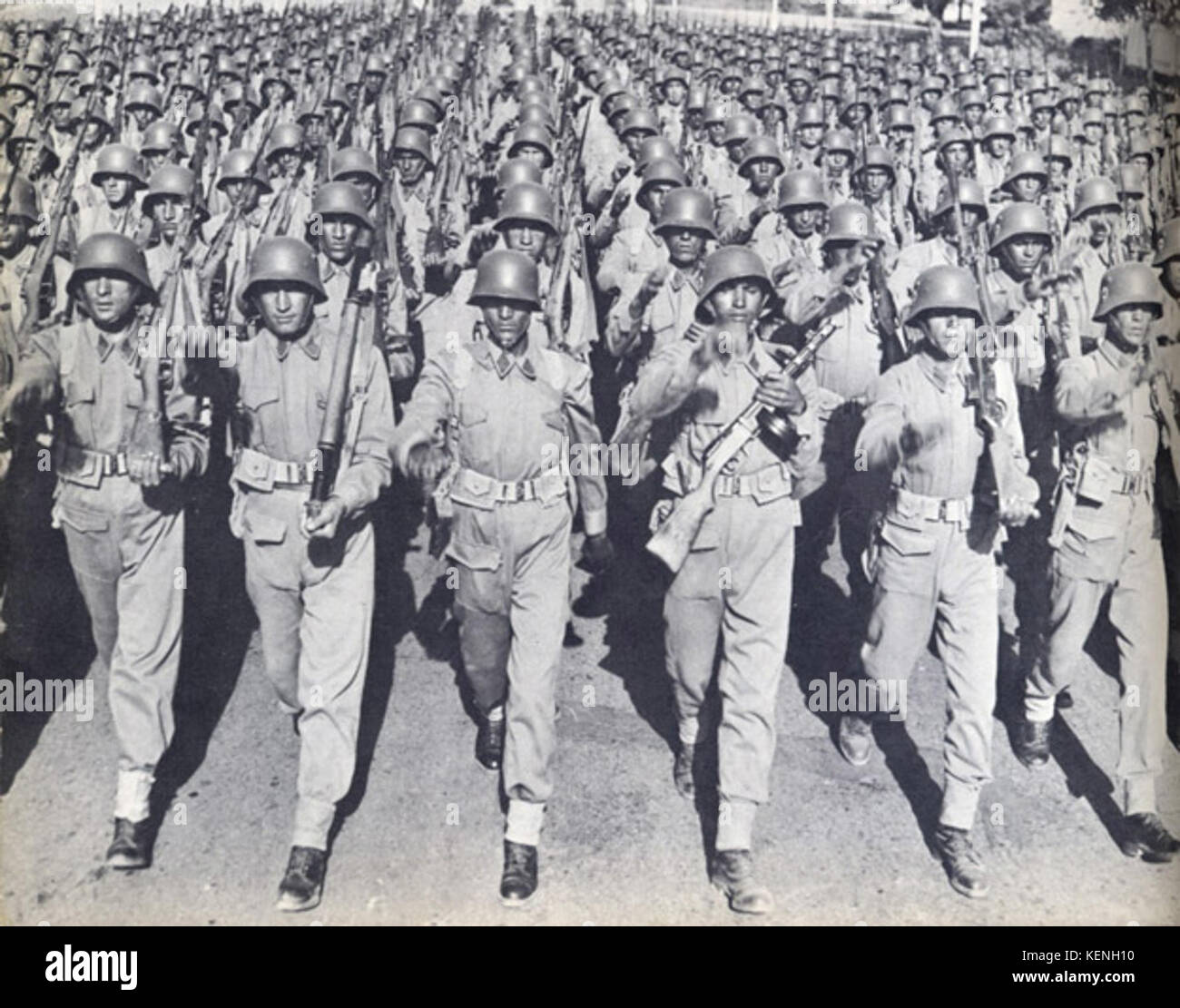 1950 Afghanistan Des soldats de l'armée afghane sur le défilé Banque D'Images
