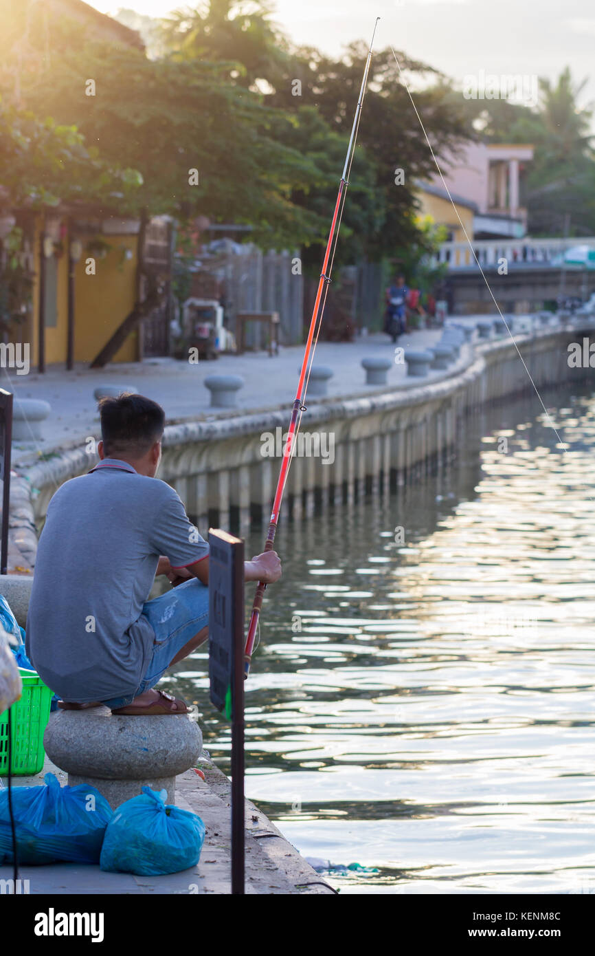 Hoi An, Vietnam - juin 2017 : pêcheur capture des poissons sur la rivière Hoi An, Vietnam. Banque D'Images