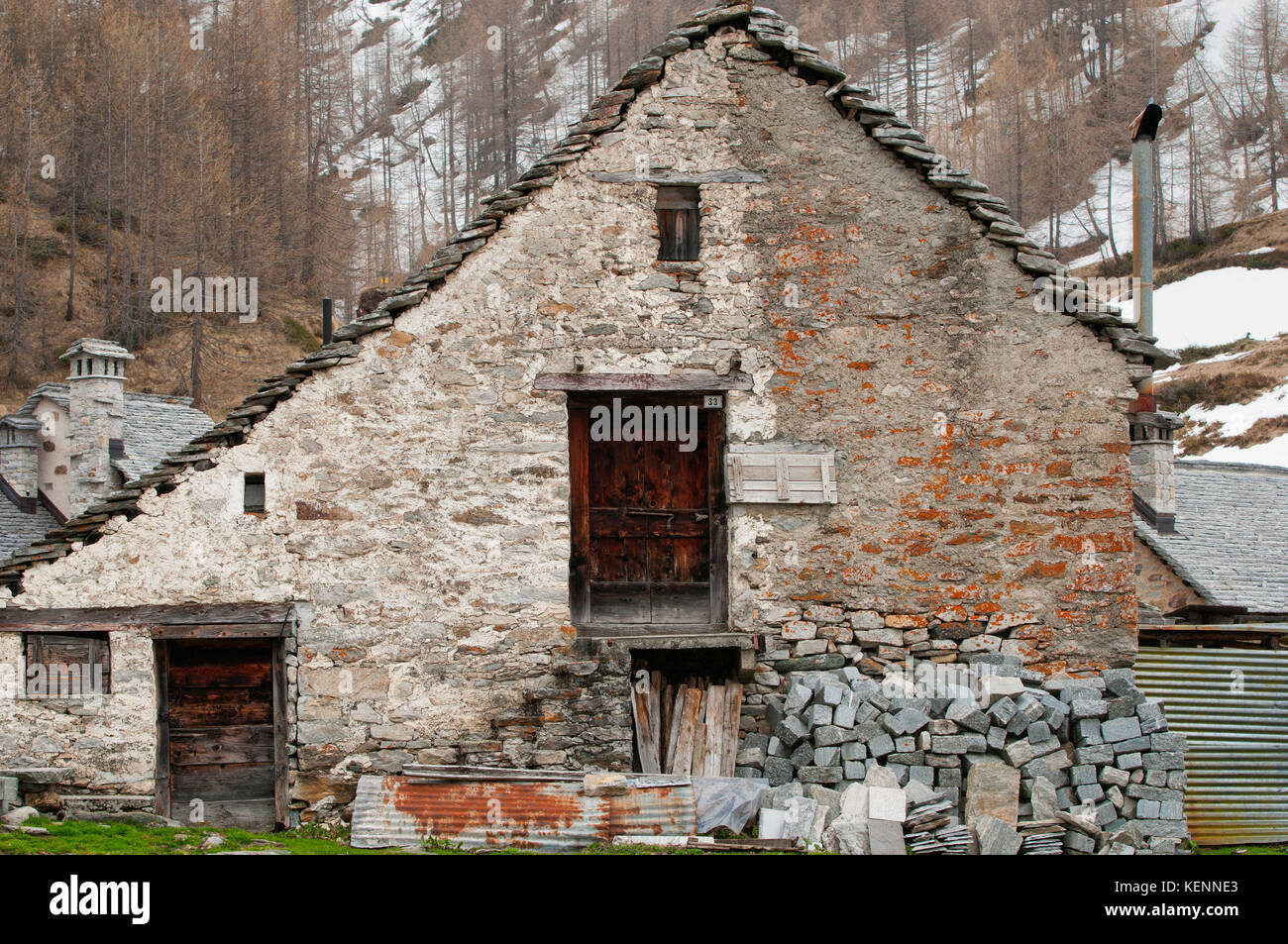 La construction rurale typique du village de montagnes du Piémont (Alpe Devero) Banque D'Images