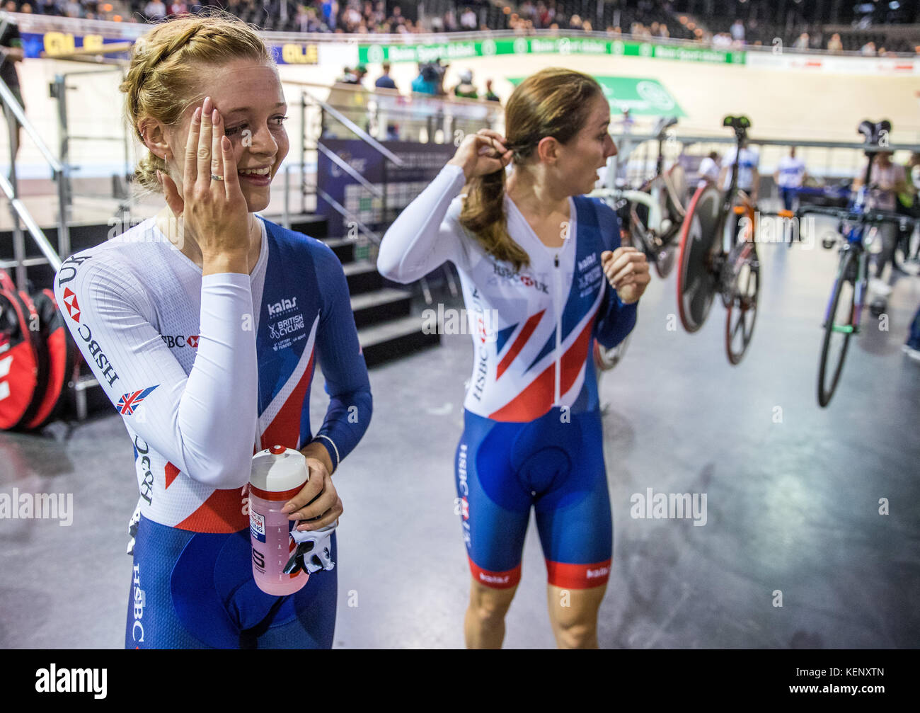 Berlin, Allemagne. 22 octobre 2017. Elinor Barker et Eleanor Dickinson de Grande-Bretagne terminant à la première place et remportant la course de Madison aux Championnats d'Europe de cyclisme sur piste au Vélodrome de Berlin, le 22 octobre 2017. Crédit : Jens Büttner/dpa-Zentralbild/dpa/Alamy Live News Banque D'Images