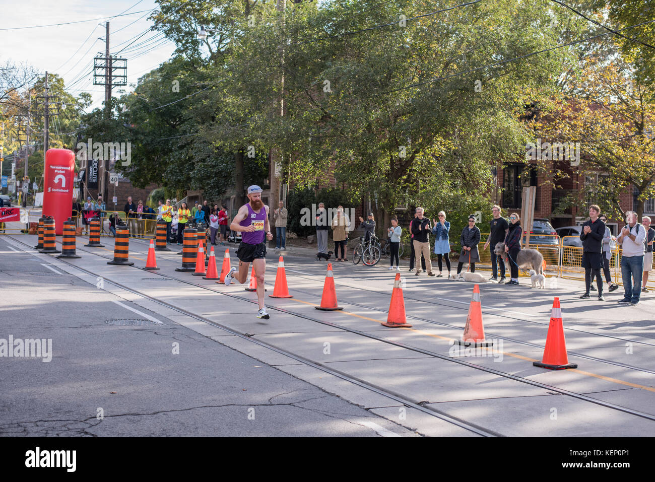 Toronto, Canada. 22 octobre, 2017. Les coureurs de marathon john mason en passant le 33km point de retour au 2017 Scotiabank Toronto Waterfront Marathon. Il atteint la 15e place dans la course. crédit : yl images/Alamy live news Banque D'Images