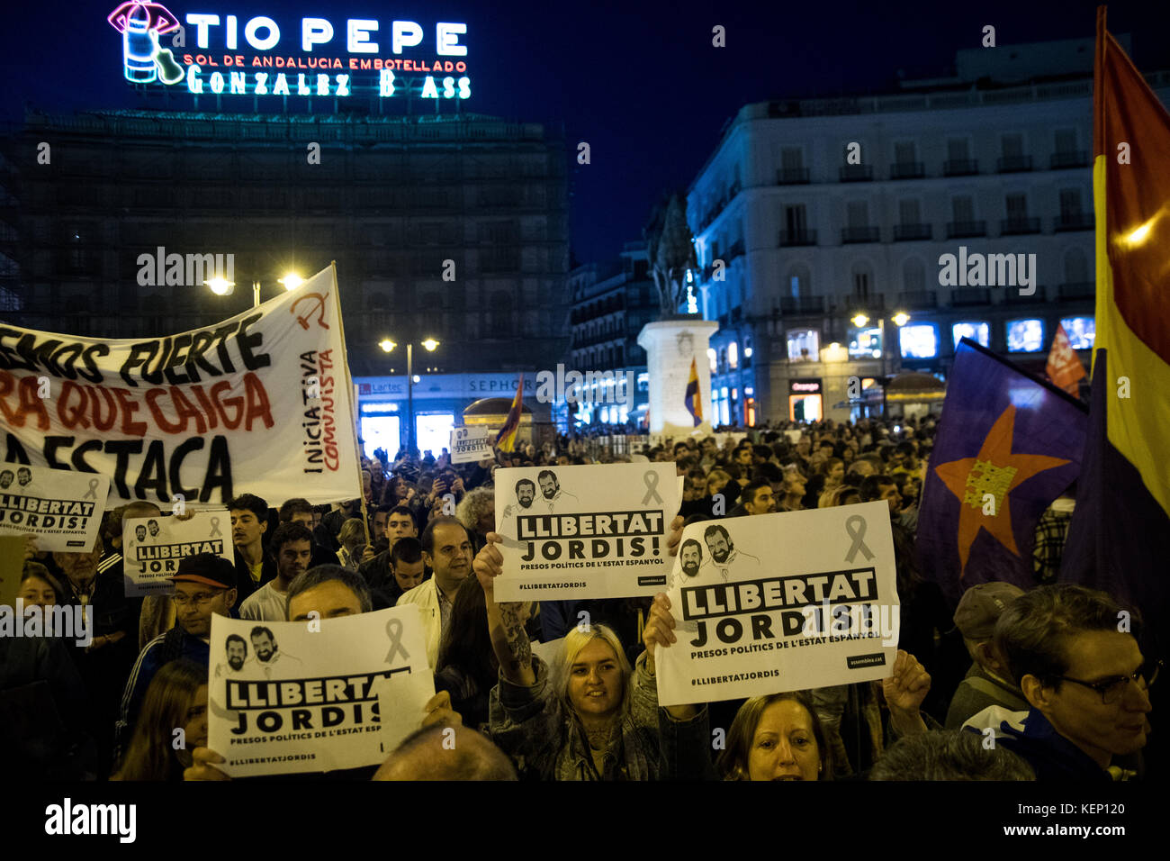 Madrid, Espagne. 22 octobre 2017. Des personnes solidaires du processus d'indépendance de la Catalogne demandent la liberté des dirigeants catalans Jordi Sanchez et Jordi Cuixart (connus sous le nom de "Los Jordis") qui sont en prison accusés de sédition, à Madrid, en Espagne. Crédit : Marcos del Mazo/Alamy Live News Banque D'Images