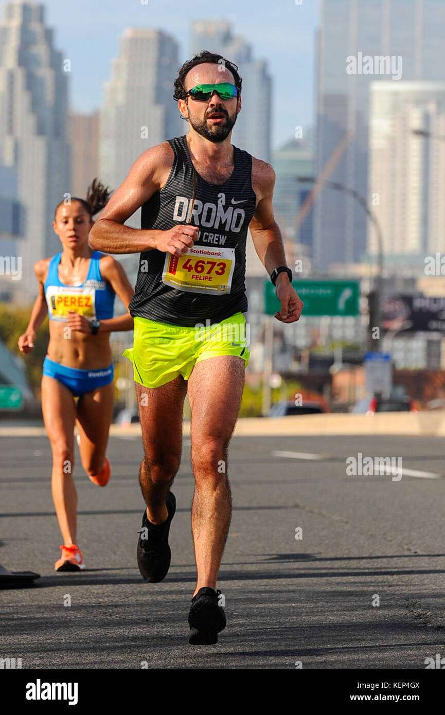 Toronto, Canada. 22 octobre 2017. porteur participent à la compétition marathon Scotiabank Toronto Waterfront crédit : anatoliy cherkasov/Alamy live news Banque D'Images