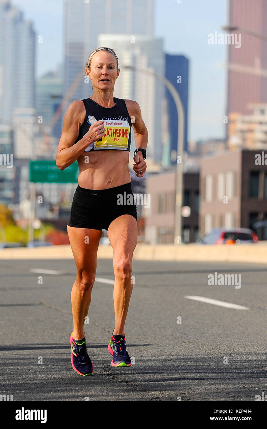 Toronto, Canada. 22 octobre 2017. porteur participent à la compétition marathon Scotiabank Toronto Waterfront crédit : anatoliy cherkasov/Alamy live news Banque D'Images