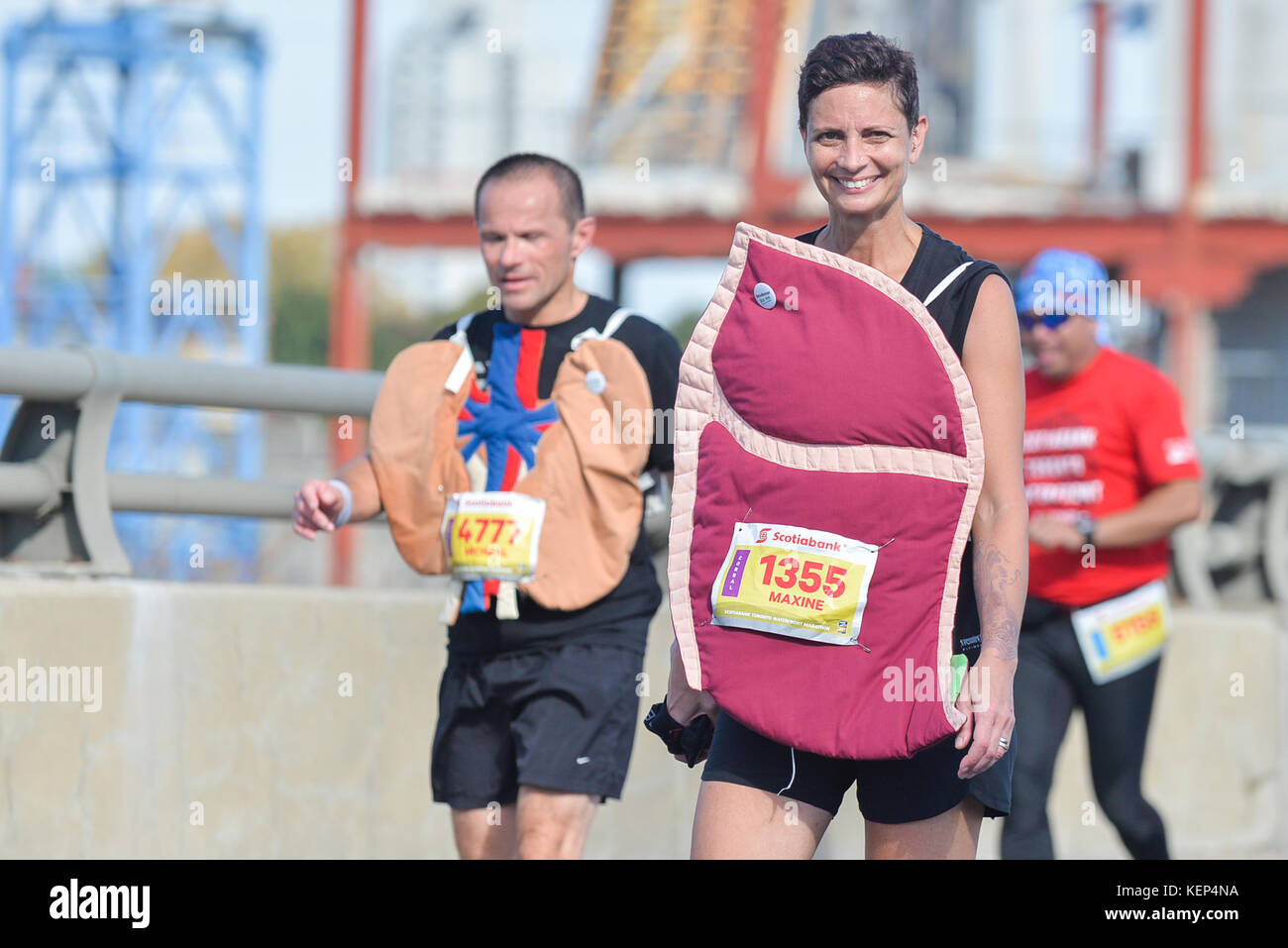 Toronto, Canada. 22 octobre 2017. porteur participent à la compétition marathon Scotiabank Toronto Waterfront crédit : anatoliy cherkasov/Alamy live news Banque D'Images