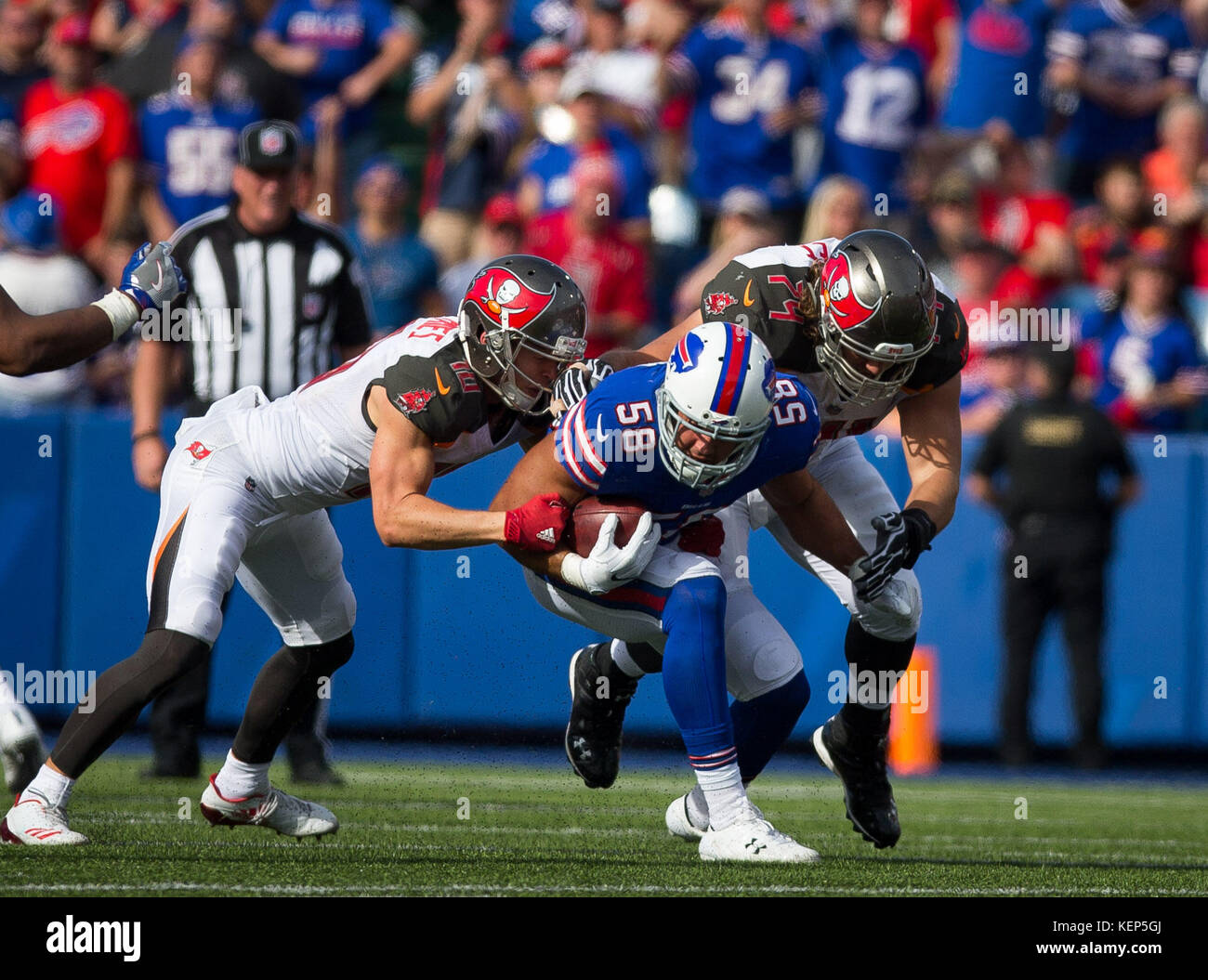 Orchard Park, Florida, USA. 22 octobre, 2017. LOREN ELLIOTT | fois .Buffalo Bills en dehors de secondeur Matt Milano (58) intercepte un Tampa Bay Buccaneers quarterback Jameis Winston (3) col destinés à la main l'extrémité Cameron Brate (84) au cours de la première moitié d'un match entre l'équipe des Tampa Bay Buccaneers et Buffalo Bills à Nouvelle Ère Champ dans Orchard Park, NEW YORK, le dimanche 22 octobre, 2017. Tampa Bay Buccaneers receveur Adam Humphries (10) et le centre Ali Marpet (74) sont vus lutter contre lui à la fin de la pièce. Credit : Loren Elliott/Tampa Bay Times/ZUMA/Alamy Fil Live News Banque D'Images