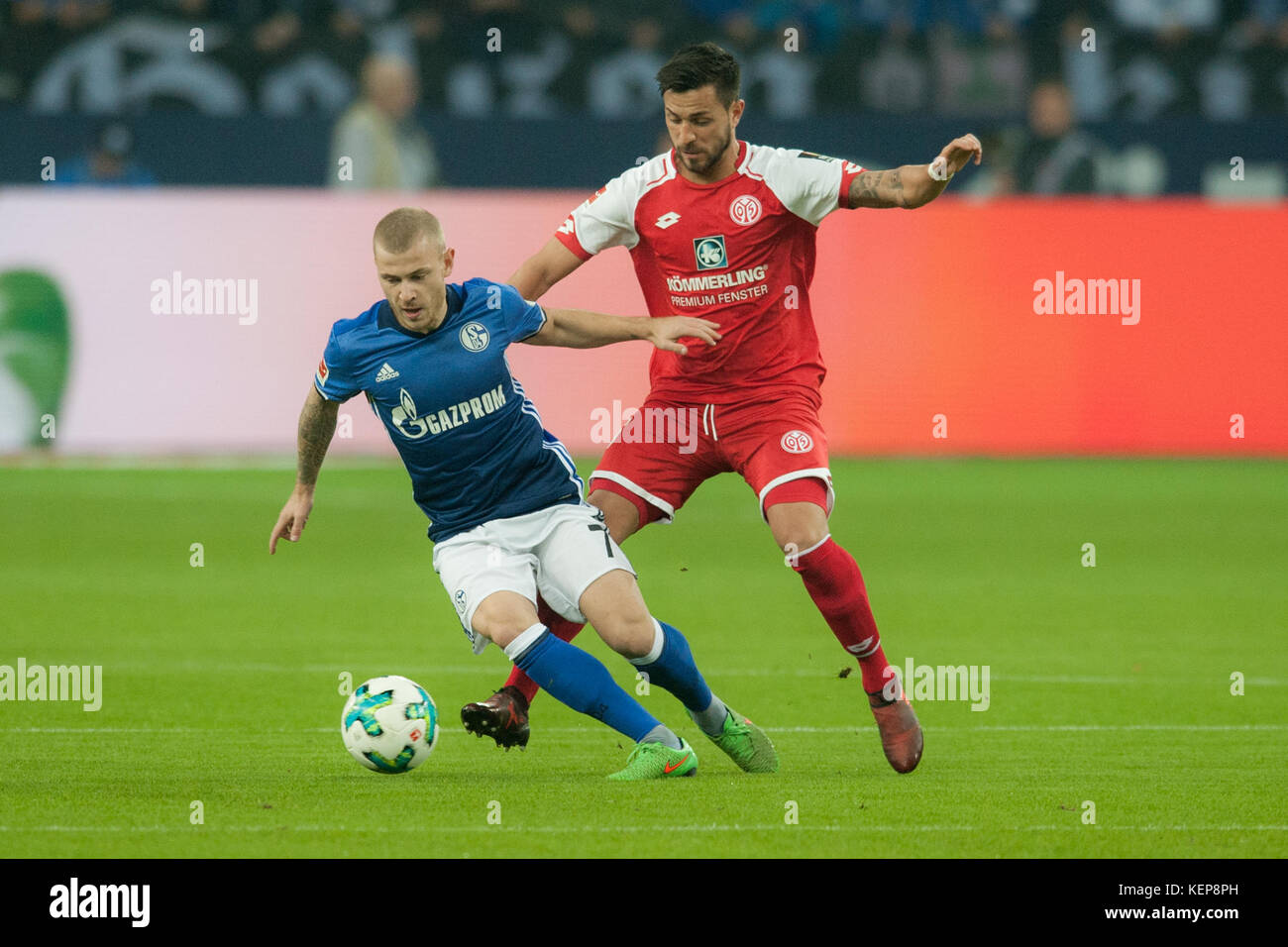 Gelsenkirchen, Deutschland. 20 octobre 2017. Max MEYER (Li., GE) contre Danny LATZA (MZ), Aktion, duels, Fussball 1. Bundesliga, 9. Spieltag, FC Schalke 04 (GE) - FSV FSV Mainz 05 (MZ), AM 20.10.2017 à Gelsenkirchen/ Allemagne. |utilisation dans le monde entier crédit : dpa/Alamy Live News Banque D'Images