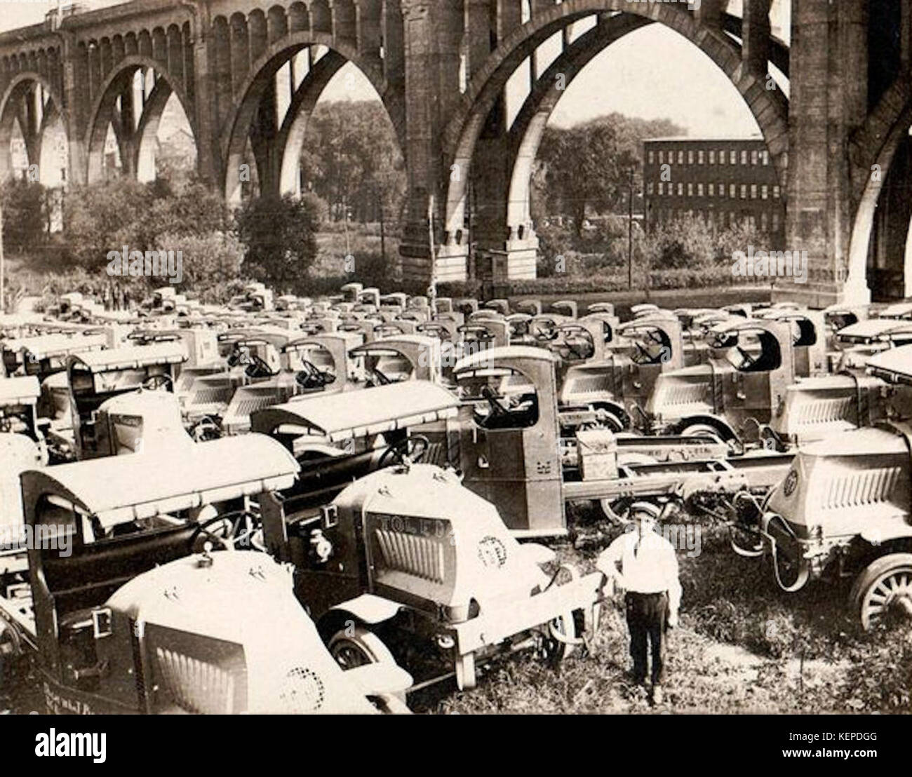 1917 Mack Trucks sous 8e Street Bridge Banque D'Images