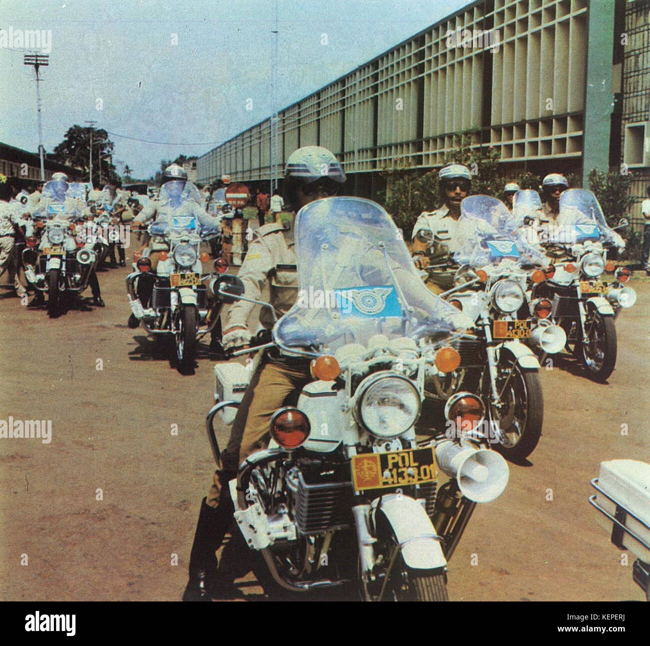 La police indonésienne sur Sekilas Kepolisian les motocyclettes, Lintas Republik Indonesia, p36 Banque D'Images