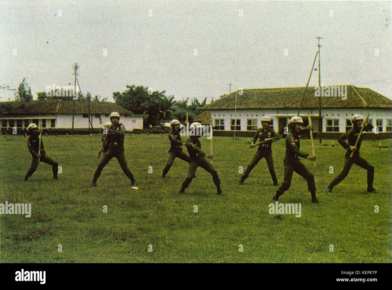 Cette image de 'Sekilas Lintas Kepolisian Republik Indonesia' montre des membres de la Brigade mobile indonésienne en formation. Il met en évidence la préparation et les compétences de cette unité de police d'élite. Banque D'Images