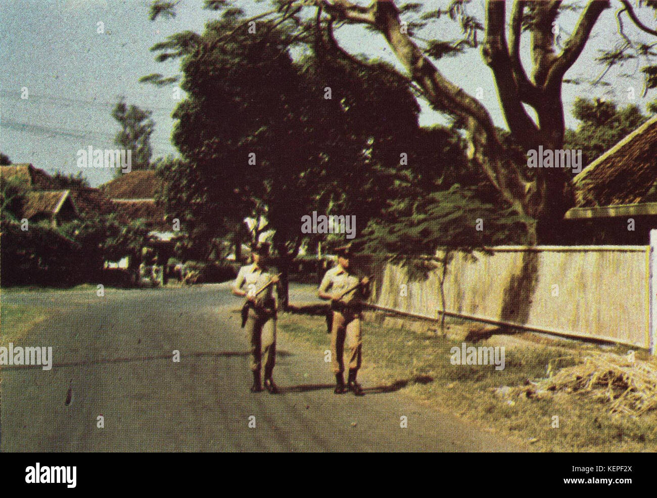 La police indonésienne sur Sekilas Kepolisian pied, Lintas Republik Indonesia, p34 Banque D'Images