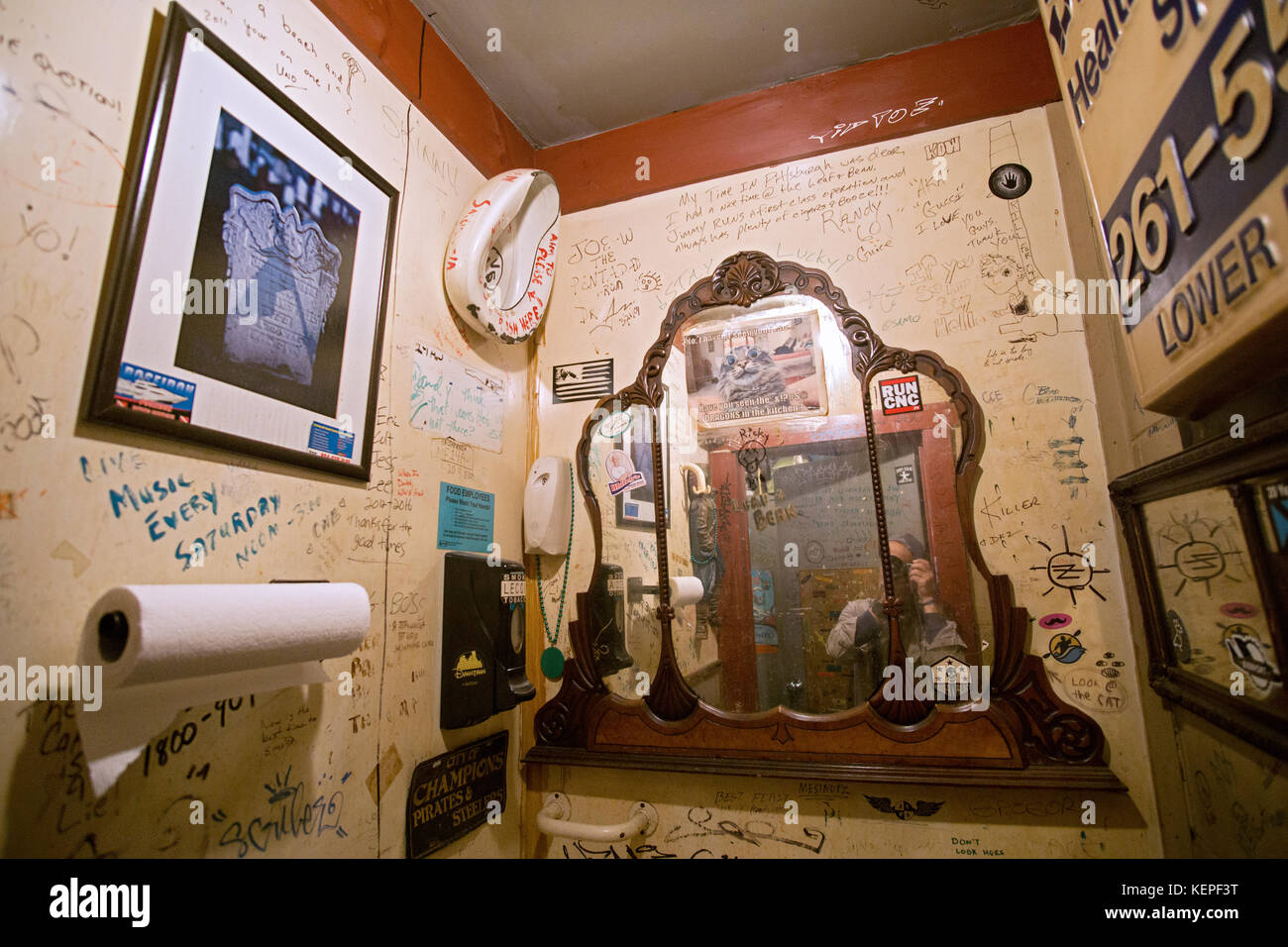 Le décor de salle de bains inhabituelle de la Leaf et de haricots magasin de cigares et le café-bar sur Penn Ave. dans le district du centre-ville de Pittsburgh, Pennsylvanie. Banque D'Images