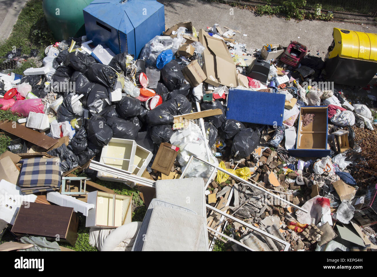 Divers déchets ménagers et les déchets jetés dans la rue Banque D'Images