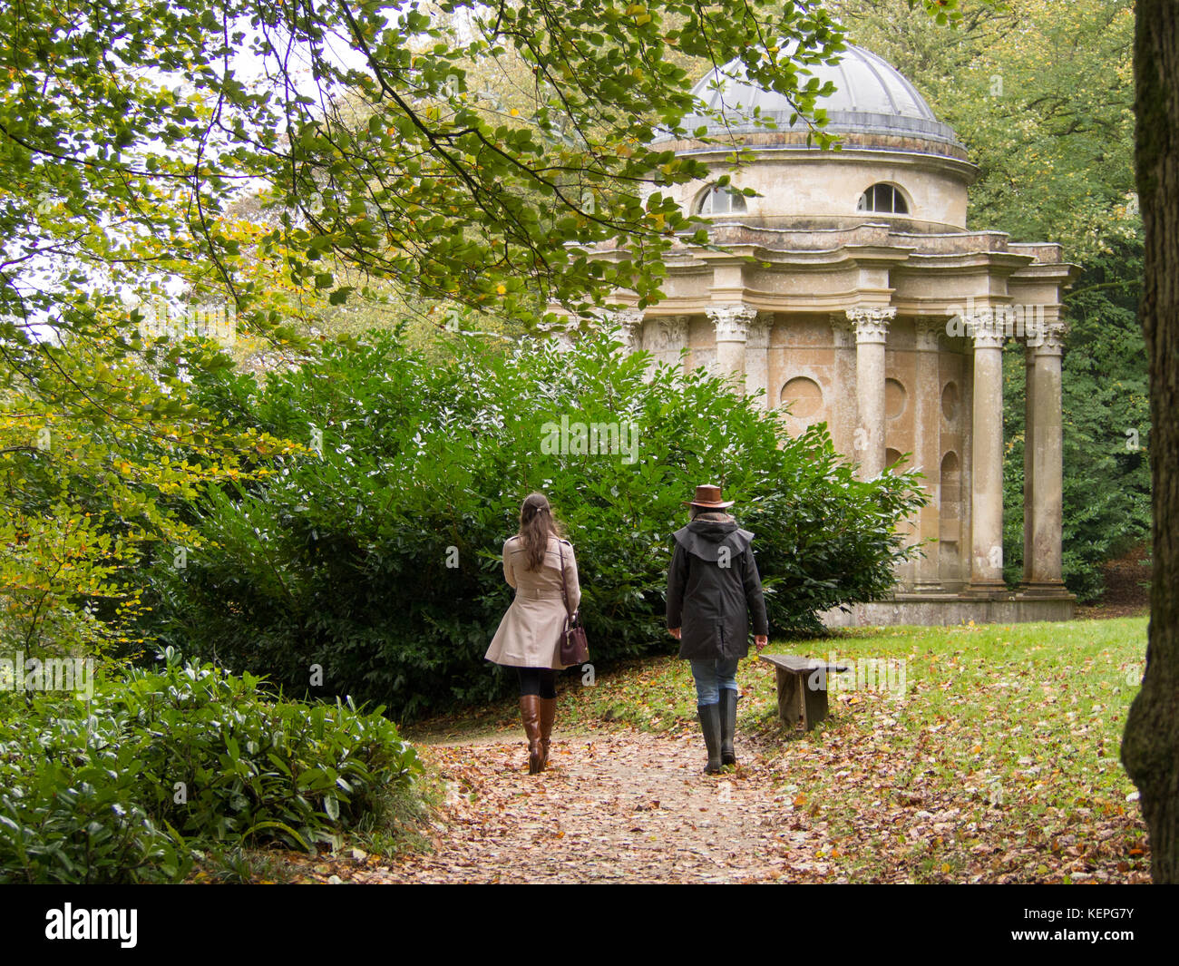 Temple d'apollon, jardins de Stourhead, Wiltshire, couleurs de l'automne, octobre 2017 Banque D'Images